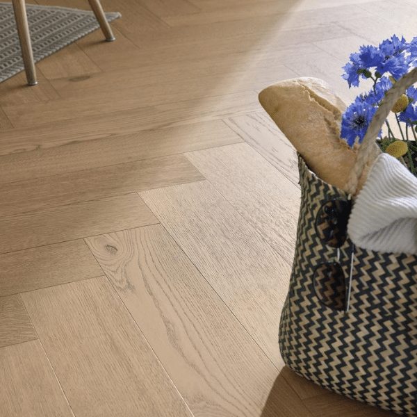 Sol en bois Lindura bâton rompu - Chêne classique brun argile 20233 – Image 4